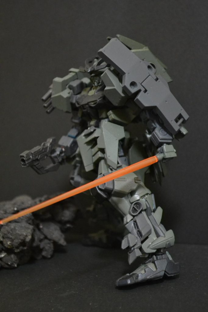 背中の可動式バインダーを外した近接戦闘状態。こっちのほうがすっきりしてかっこいいかも。。。