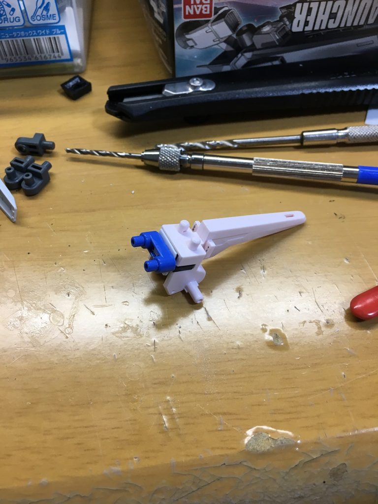 ストライカーパックはそのままだとダブルオーダイバーには付けられないのでこのような改造を行いました。