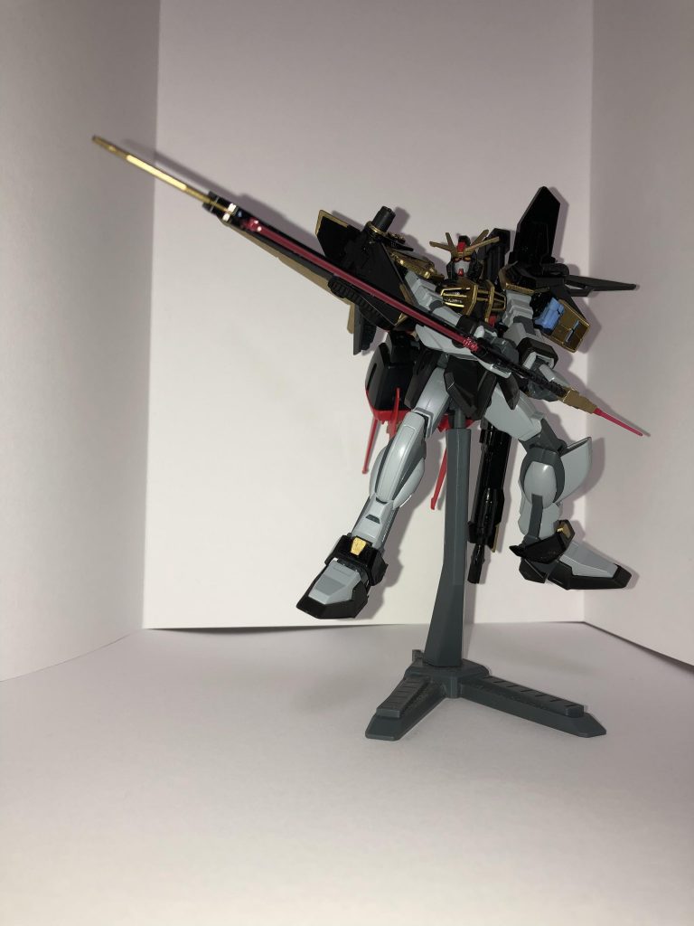 ゲーベル等の大型近接戦闘武装はここぞの場面で抜き、やはり構えはコレだろう!と思いました
本体もパワーエクステンダーで稼働時間が伸びつつ装甲がVPSに進化し、使い捨ての追加バッテリーもあるのでエネルギー切れ問題はある程度クリアされたので元々のパーフェクトストライクよりかある程度実戦的であり、ノワールストライカーがなんらかの理由で使用不能の場合の選択肢にはなるだろう、と思っています