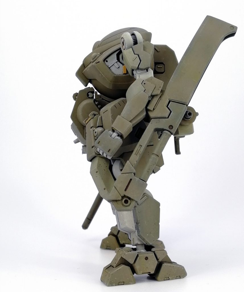 太腿左右のカバーは獅電の脛。接続部分で2mm幅増ししてます。
太腿横の装甲を後ろに大きく伸ばして斜めから見た際の妙なヒョロさをカバー。
足首は前後逆にしたので後ろの方が長いデザイン。