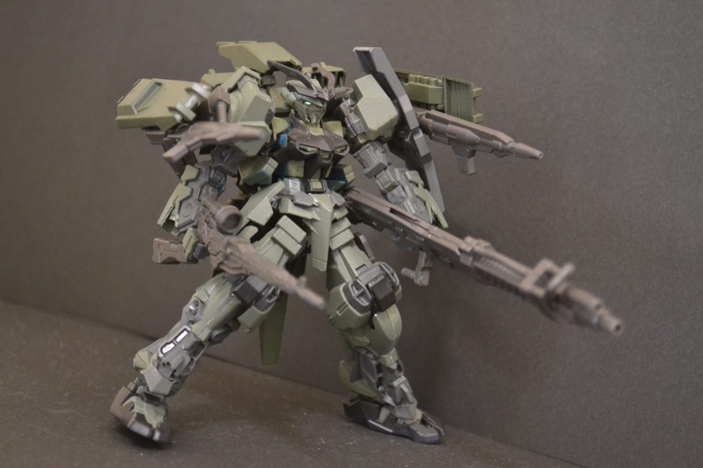 フルバースト的な体制。バインダーに格納されているビームライフルは手に持たずにそのまま打てます。