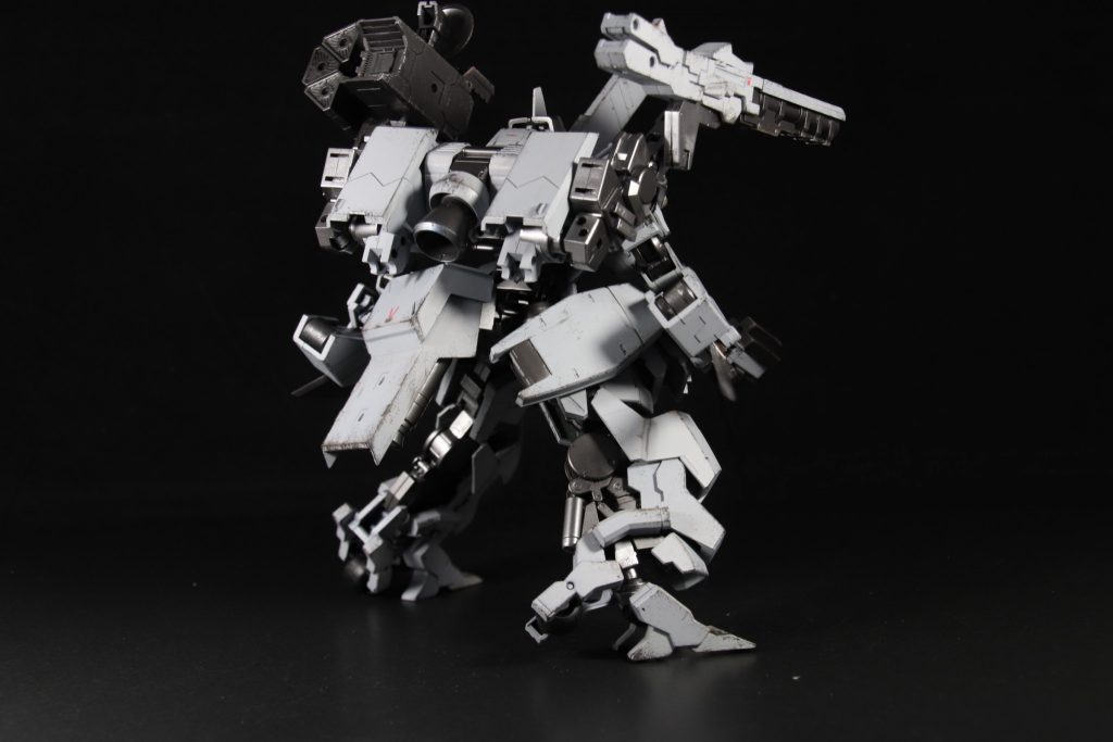 背中には大型スラスターの両脇には
タンクを装備その面を守る為に装甲板が付いている

パージ時はタンクごとパージされる