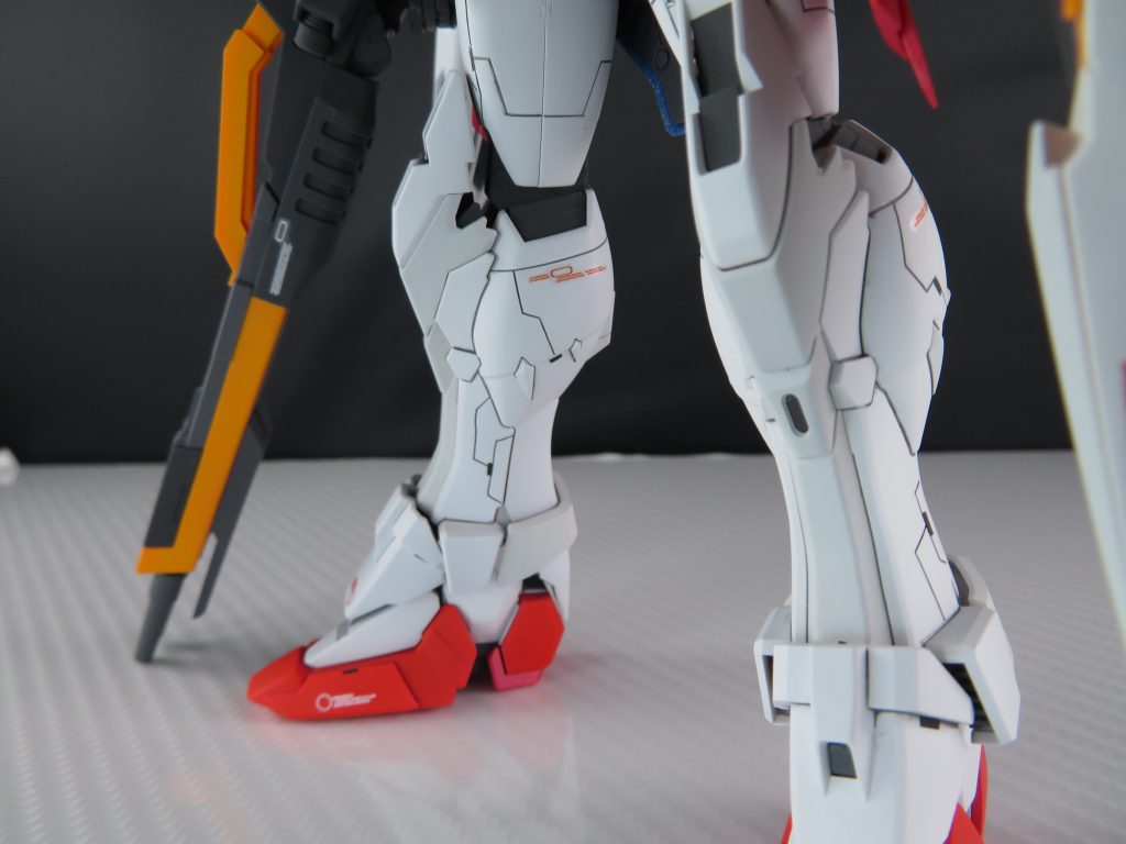脚部は爪先を延長して、シアノンやプラ板を駆使して形を変えています。
あとは塗り分けをしたりスジボリ追加したり…