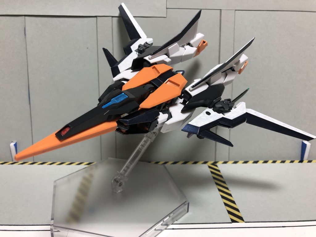 この作品の一番の特徴は2種類の飛行形態を持つことです。
一つ目はこの「GNウェイブライダー」です。その名の通りウェイブライダーの特性を持つ形態で、大気圏内外問わず使えます。