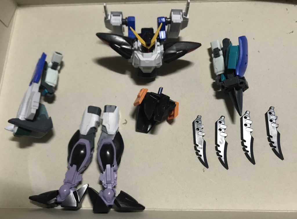 最終的に、胴はGエグザス、腰はジャンクにブリッツのパーツを移植。
背面にフリーダムのを付けて、Gエグザスのスラスター装備。
大腿はストライク、膝から下はブリッツの脚です。
Gエグザスの肩パーツにブリッツの肩アーマーを取り付け、腕はリバイヴ1stガンダムのを改造しました。
武装は、ブリッツのをモチーフに、右腕は複数の武装が使える用にジャンク品から寄せ集め。
左腕は掴めて刺さって回転させる用に。



で、分かる人には分かるんですが、両腕の武装は元ネタがあります。
右腕は、コードギアス 双貌のオズの白炎の七式統合兵装から。
左腕は、ゾイドジェネシスのデッドリーコングのシザーアームから。