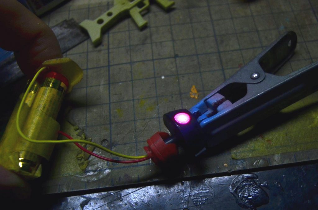 ぐもーん！　と光るモノアイ