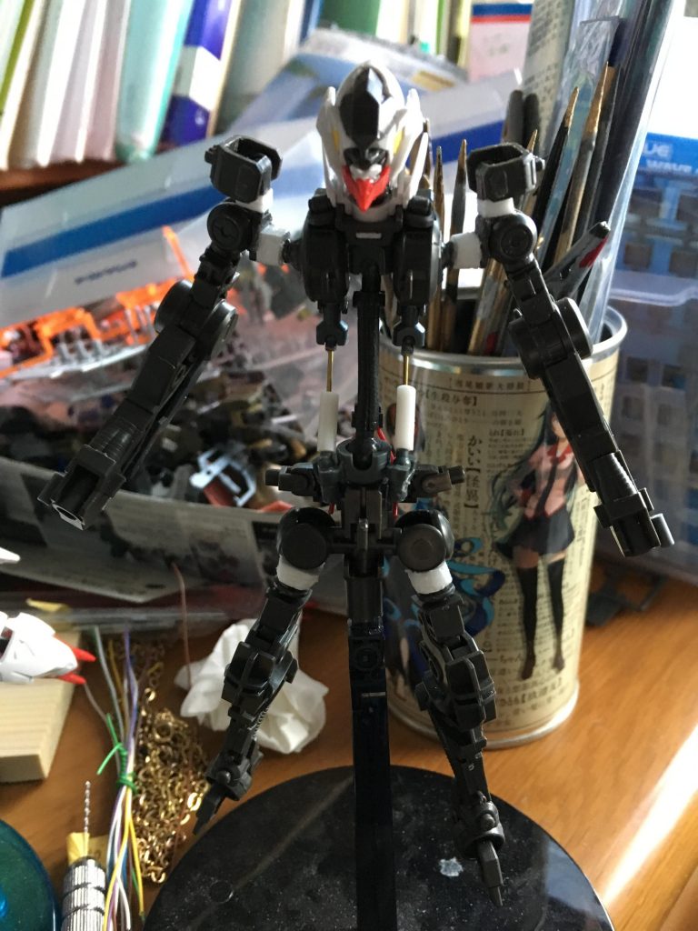 そして四肢の延長
肩の接続部を2.6mmプラ板で延長、股関節付け根を3.9mmプラ板で延長しています
また肩アーマーの接続部も2.6mmプラ板で延長しています