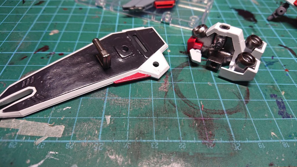 腰の凸ジョイントを切り落とし、エポパテで肉抜き穴を埋める。そしてドリル!
シールドとフロントアーマーもエポパテで肉抜き埋めに挑戦てみました。(上手くいったとは言っていない)どなたかヘルプ…助けてぱぷりk