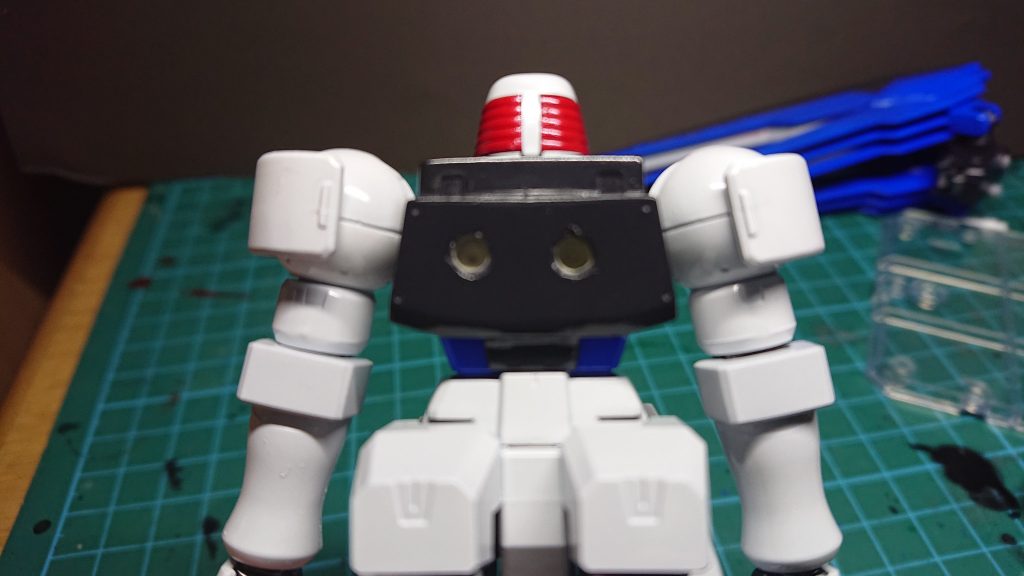 背中にエポパテを盛って平面化。裏面にもパテを盛り、3mm穴をリューター×ドリルビットで開けました。