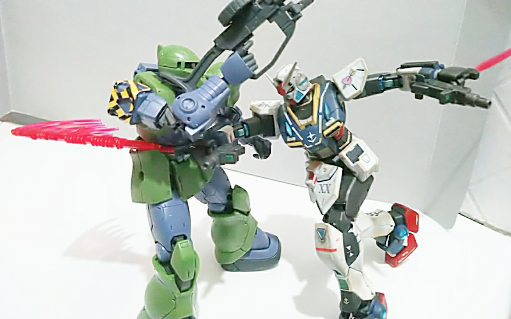 HGピクシーといえばこのビーム刃エフェクトパーツ。ザクやグフなどと一緒に飾ると戦闘シーンが再現しやすいです。