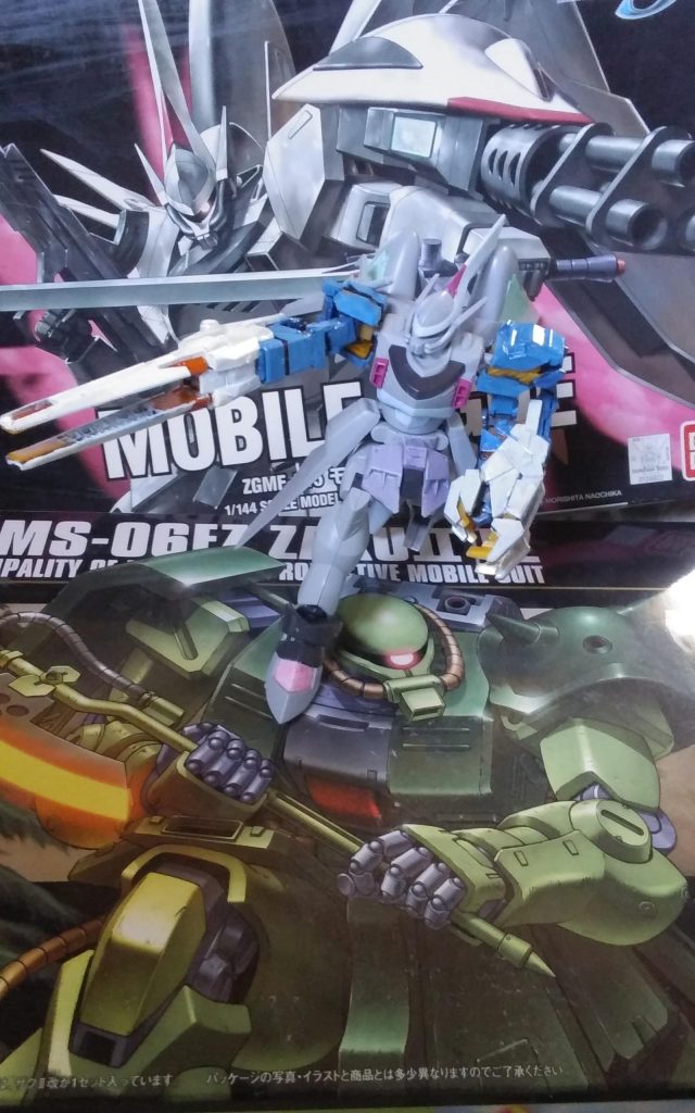 しゃがんで、射撃も可能です。