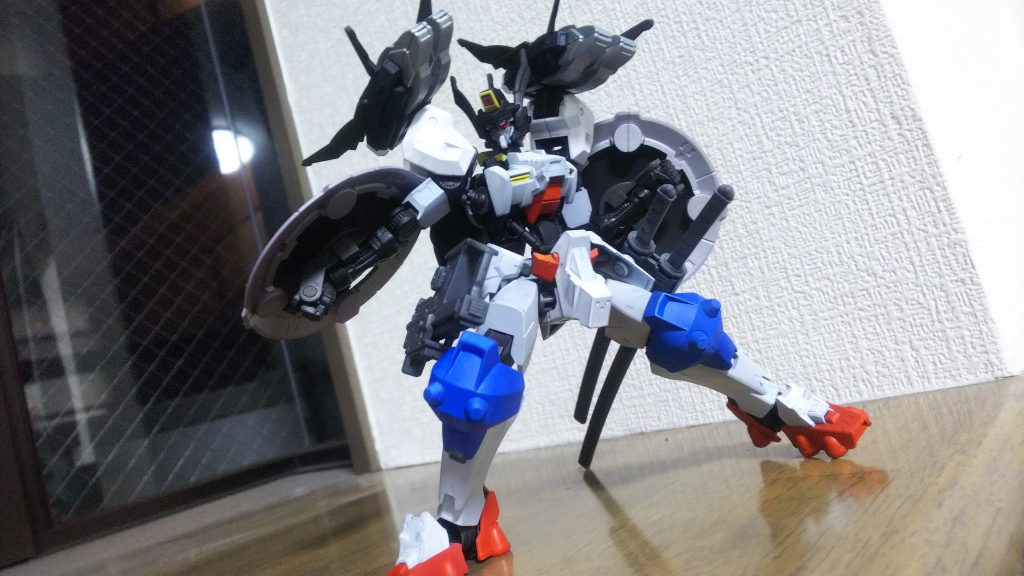 シールドが干渉しまくるのでガチャガチャ動かすのは難しいです。塗装もほぼ全塗装ってかんじですが、まだ経験も少ないため色々雑(笑)なお、合わせ目消しなどはしてないです。