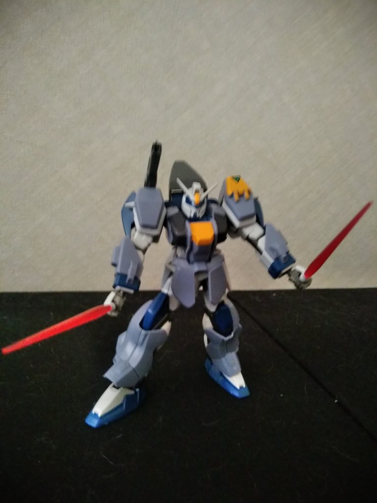 また外見か?それはメインで見たからと思うでしょ?違うの。二刀流ビームサーベルを見て欲しい〜
普通デュエルガンダムアサルトは銃なんだけど自分好みで二刀流しました