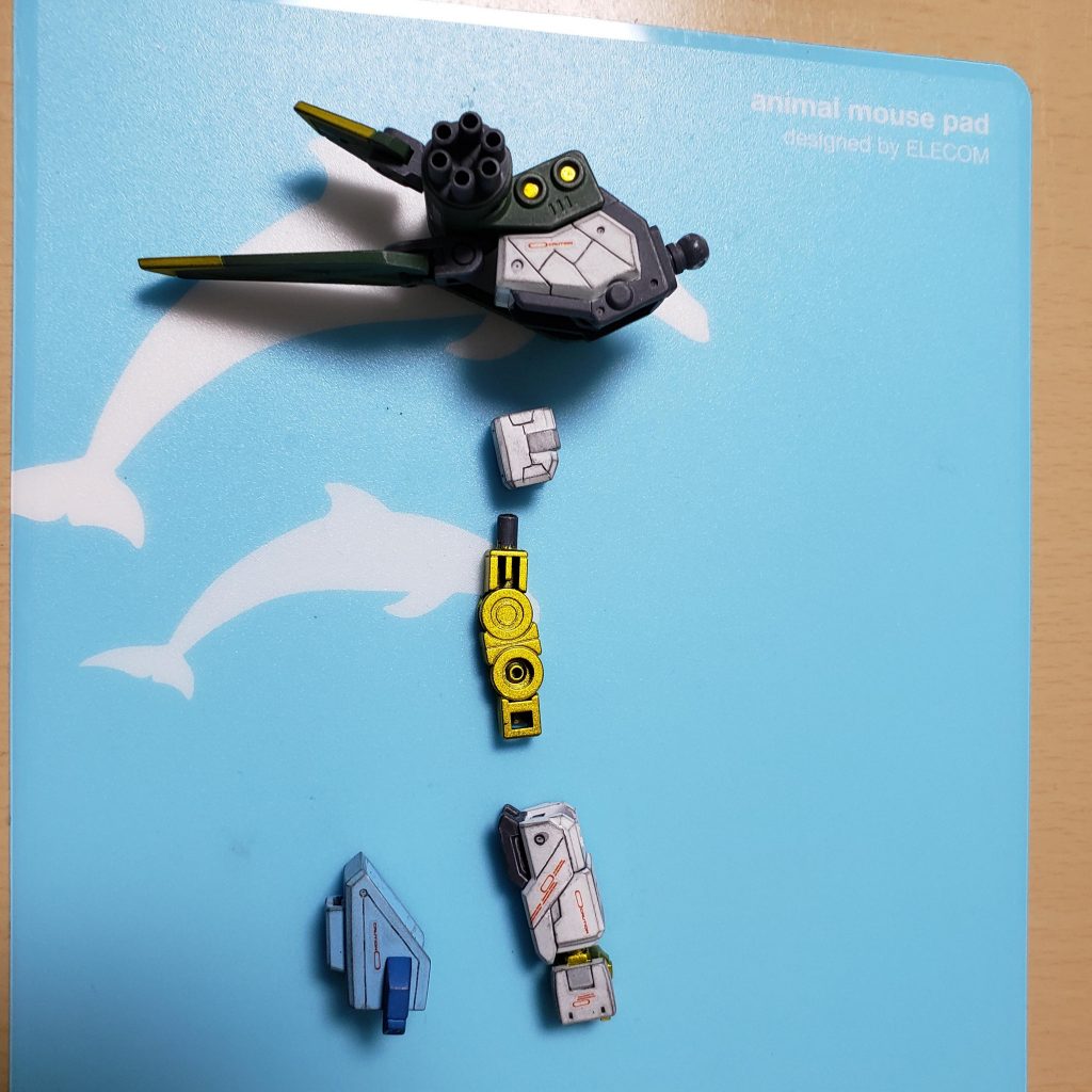 腕はHGストライクの物を加工してバインダーガンについているジョイントで代用しました。
デュエルガンダムのアサルトシュラウドはマグネットを仕込んで取り付けています。