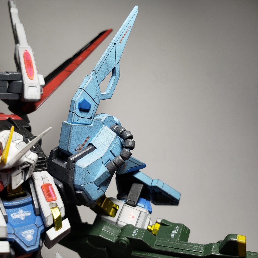 ソードストライクの肩のパイプはランナーを、加工して作りました。
中にバネが入っています。