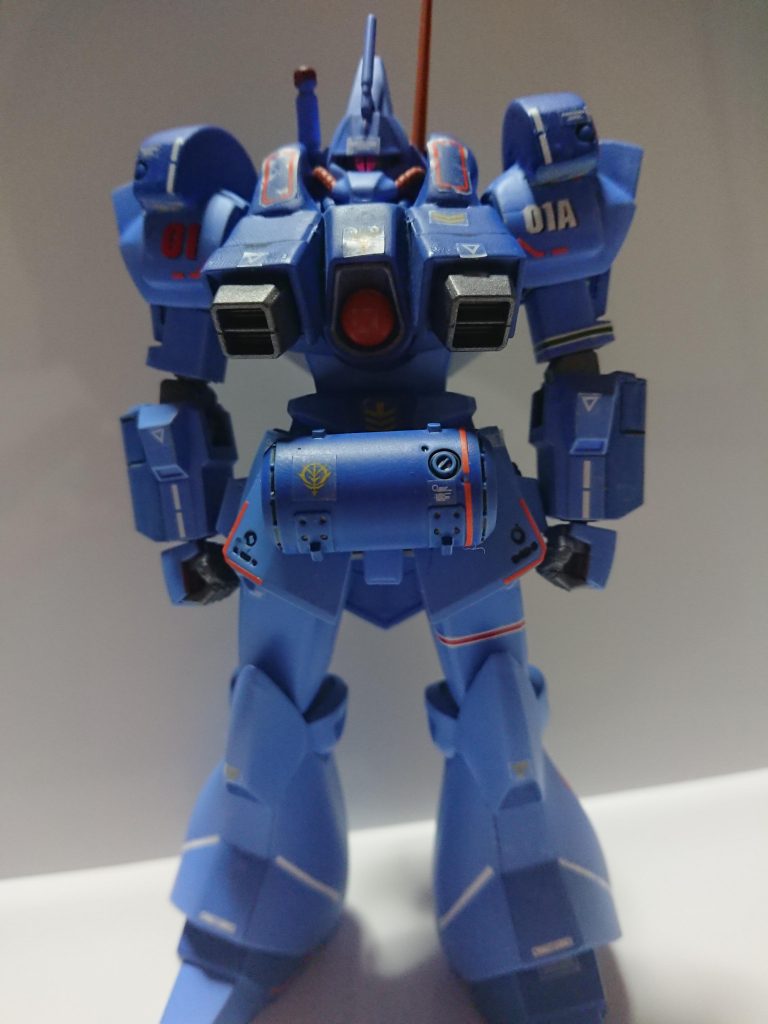 まずは正面
ここから脳内設定をば...
RMS-117M
 グリプス戦役でジオン残党がエゥーゴのジャブロー降下作戦時に地球連邦軍基地に潜入、奪取したガルバルディβの試験機をベースに水中用に改修した機体である。
 後にオーストラリア東部に搬送され、性能テストを受け性能不十分と判断、倉庫に眠っていたが、U.C.0096年、トリントン基地襲撃時に目撃された噂がある。
 首周りや肩上部などに設置された水中用装備は、AMS-129Mゼー・ズールの装備を取り付ける事で水中運用能力を向上させ、実戦で投入される程度の性能は持つ事ができた。