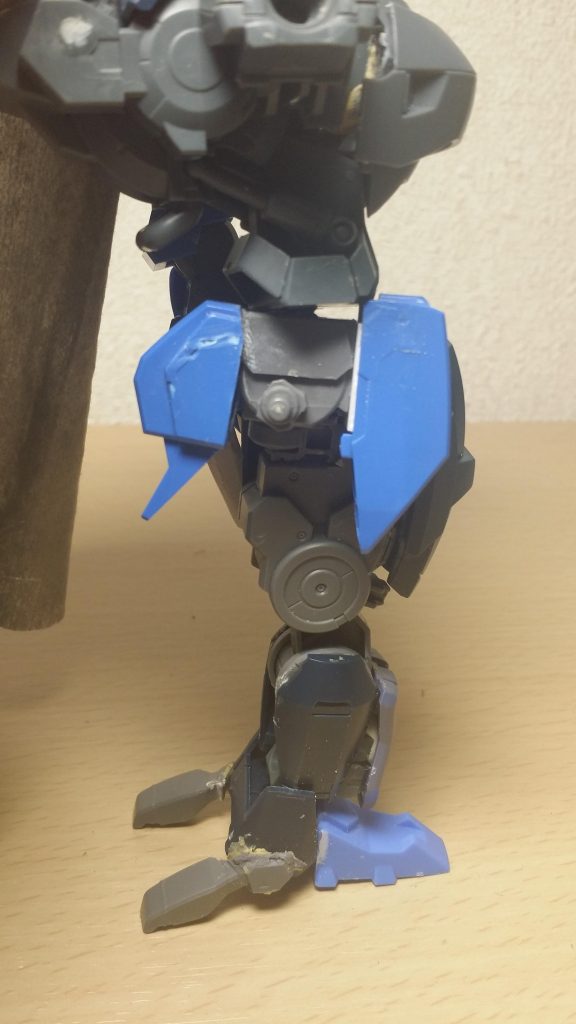 そのままだと大き過ぎたので、股関節を144/1グレイズにしたり足の部分を短くして調整してます