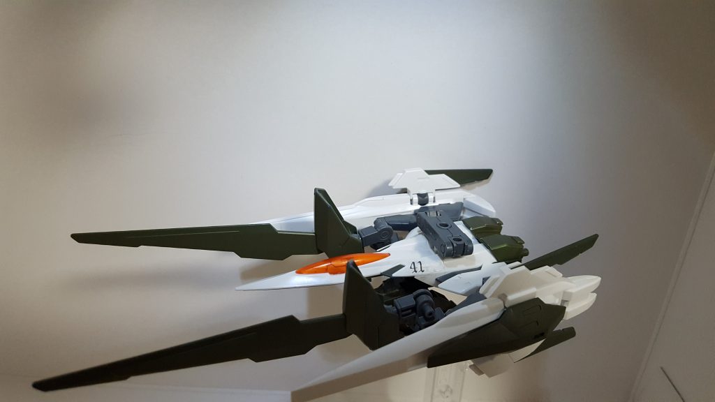 支援機　βライザー

原作のオーライザー同様にアライブガンダムの同調や安定化をさせるために作られた。
ドッキング時には5/7で暴走をしていたCPFモードを90％~95％コントロールできるようになっている。