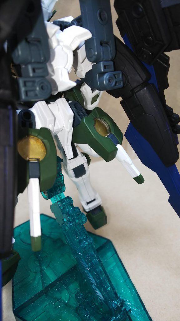 腰にアイズガンダムの腕を改造したGNドライヴを2つつけてます、ビームサーベルもついてて結構気に入ってます