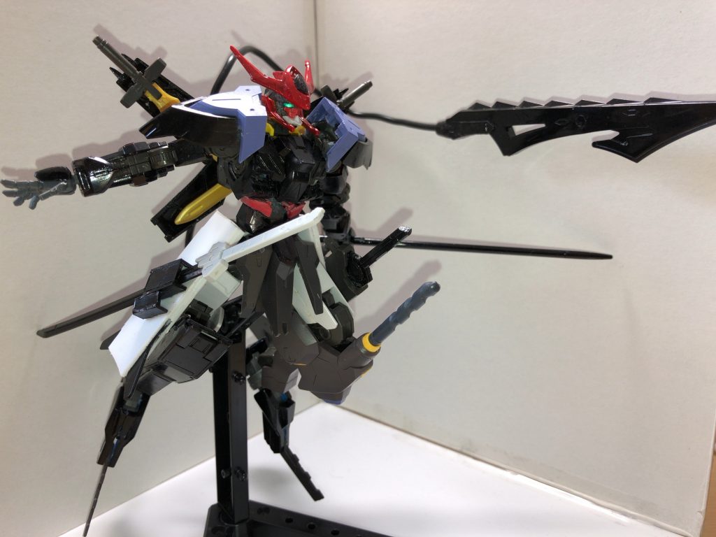 テイルブレード｢フレゲトン｣は超硬合金から作られており、斬れ味もなかなかのもの。 専用細剣｢ローザリオ｣(画像では左手に持ってるもの)は関節部を狙って突くためだけに装備している武装。  右膝の｢エグニー｣、左膝の｢ドリルバンカー｣は敵のコクピットめがけて当てて、えぐり殺すための武装。  足部ブレード｢アケローン｣は斬れ味こそ皆無に等しいが蹴りと合わせることでレーテーに近い切断力を持つ。

これらの武装を駆使して戦い始めると1機残さず潰し始めるらしい……その潰し方はまさに地獄のようで敵パイロットは恐怖に追われると言う