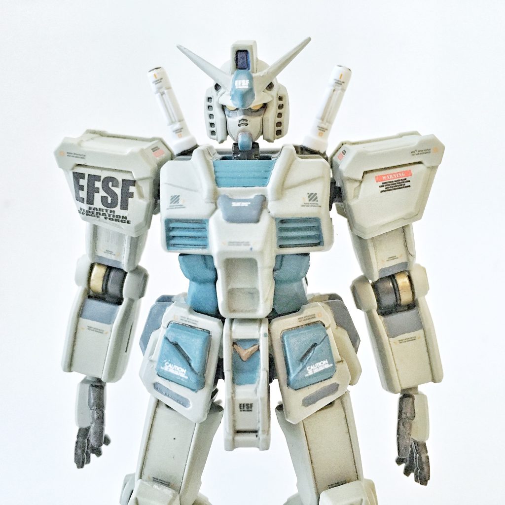 素立ち前面・上半身。素体から回収したのはアンテナのシャープ化くらいで、あとは全塗装。