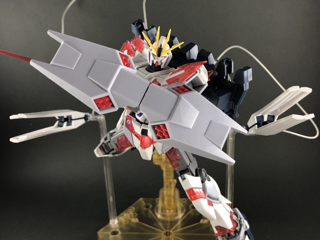 「...インコムッ!!」
シールドも連結させて。発表されたときから気になってたんですが、この状態だとミサイル撃てないし間違って撃ったら大変なことになりますよね....w
あと、シールド基部がよくあるポリキャップ接続じゃないので、角度を変えられなくてすごく取り回しが悪い...先述した通りA装備専用の基部になってるので、そのままだと他キットに使いまわすのも難しいですね...
いろいろ書きましたが、色分けや分割もしっかりしてますし、長めのリード線も劇中イメージ通りで表情付けも出来るのですごく良いですよ!オススメ!A装備も買おう!