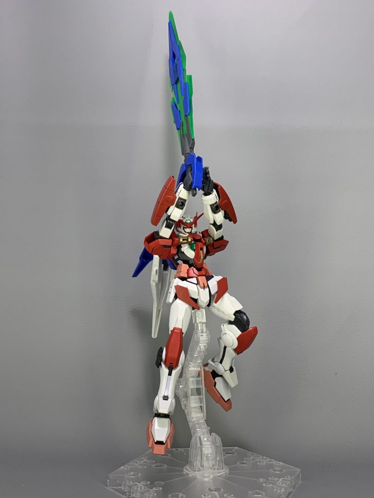 『アストレアC【クアンタ】』
外付け太陽炉を装備したツインドライヴ型のバリエーション。
ツインドライヴ搭載機なだけあり、破格の性能を誇るが、別のアストレアRFから太陽炉を流用しているため、マッチングの関係でトランザムは使用不可能。しかし、素体の格闘適正により、00クアンタよりも近接戦の性能は高くなっている。