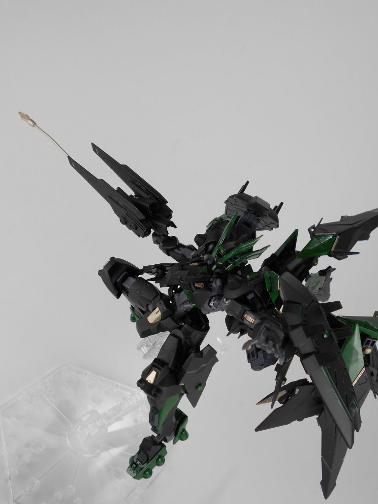 多機能ビームライフル・「シャーヴェー」、ビームウィップ。ビームダガーと使い分けで使用でき、主に捕縛、あるいは出力を高めて鞭状のビーム兵器、ビームウィップとして攻撃出来ます。