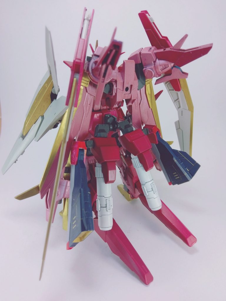 背面から。バックパックはウイングガンダムとダブルオースカイのものを流用し、ライトニングバックウェポンシステムMk-Ⅲの翼を使用しています。接続にはボールデンアームズのやつを削って使っています。
腰のスラスター兼プロペラントタンクはＭＳＧのものを使用。繋がってるのはセラヴィーの肩パーツです(セラヴィーガンダムシェヘラザードの余り)。そこにアメイジングストライクフリーダムのクスィフィアス・レール砲を稼働するように接続してます。足裏にはＡＧＥ2マグナムＳＶのカバーを接着しています。このカバーを利用することで自立が可能になっています。