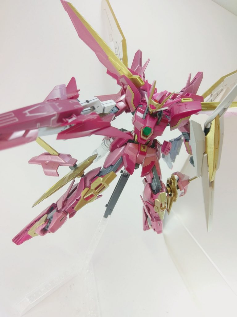 ブンドドショット。とてもかっこいいですね！足につけてるスラスターがいい感じで好きです。角度の違う異なる羽もかっこいいですし、シールドもちょうどいい大きさしてますよね。最初はランシエといえば槍ということで持たせてましたがビームライフルの方が圧倒的にかっこよかったし主人公っぽいので槍は辞めました……