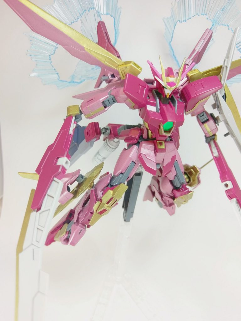 ＧＮドライブに接続されたブレイブブレードを持ち、ラッシュポジションでＧＮドライブを展開した写真です。基本的に格闘戦のときにラッシュポジでＧＮドライブを稼働させます。