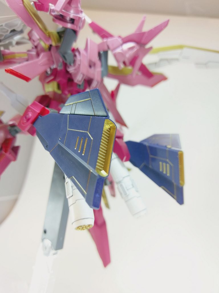 クスィフィアス・ビームキャノンのスラスター。アクセントとして別の配色が欲しかったのでこの部分だけ成形色のまま利用しました。ただそのままだと若干の違和感が出るので金色でスミ入れを施しました。そうすることで全体を乱さず、引き締めてくれる地味に重要なパーツになりました。