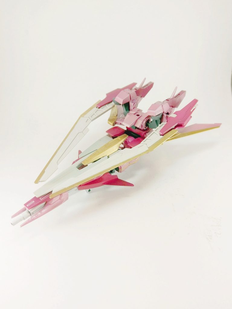 チェストフライヤーです。強化ビームライフルをシールドに接続することで機首になります。このために少し特殊なビームライフルにしました。発想はＡＧＥ2マグナムやシャイニングブレイクからもらいました。ブレイブブレードことライトニングバックウェポンMk-Ⅲの翼をそのまま利用することも可能ですが、小回りが効かなくなるためチェストフライヤー時は機首に沿う形で前方に転換します。
インパルスガンダムアルクエクラではＭＳ時より分離時のかっこよさを追求していましたが、ランシエヴラーヴはＭＳ時のかっこよさを追求しているのでチェストフライヤーは真横から見なければかっこいいです。