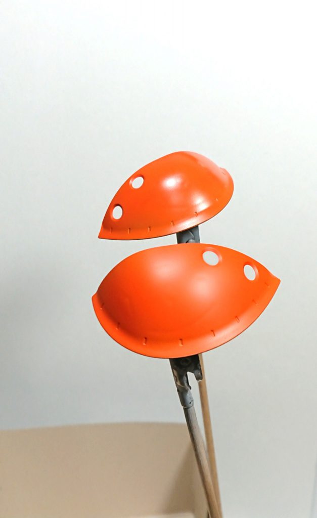 上側がスーパースムースクリアーでのつや消し無しで、下側がつや消しありの状態だが、一目瞭然である。滑らかなつや消し具合がたまらない。
しかもスーパースムースクリアーは缶スプレータイプのつや消しなどで起こる「白化現象(かぶり)」が起きないという優れもの。まだ持ってないよーってひとは是非。