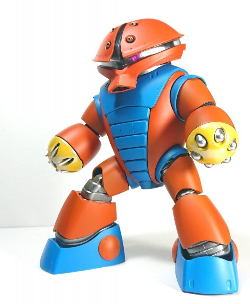 あおり撮影。色は変われどやはりアッガイ。