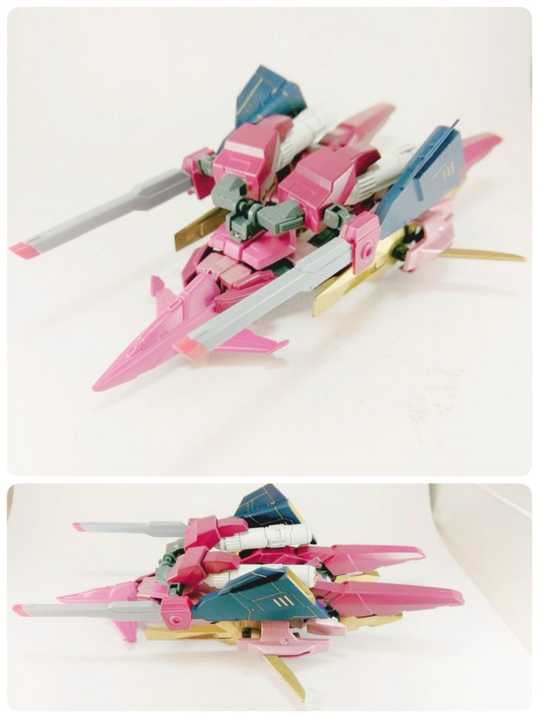 レッグフライヤーになります。シルエットフライヤーが無くても単独飛行可能ですが、あった方が凄いかっこいいのでつけてます。シルエットフライヤーは本体を見てほしいためそのままにしてますという理由で甘えました。この形状に決めるのに時間がかかりました。プロペラントタンクとダブルオースカイの足を利用することは決まってたんですが、足首の変形やレッグフライヤー時に足である感じを見せたくなく、また翼が欲しかったのでどうカバーするか悩みました。最初はキュリオスやアリオスを利用することを考えましたが配置のしにくさ、また翼が大きすぎるので断念しました。そこで目を付けたのがシャイニングブレイクの足です。シャイニングブレイクの足のアーマーはほどよい大きさの翼だったので最初はそれにしていたんですがあまり足を隠せていないため没になりました。そこでたまたま見つけたのがトールギスⅡで、余っていたヴィダールのパーツとともに採用になりました。これは偶然だったんですが、スラスターカバーに程よく足が収まるので可変機っぽくなりました。