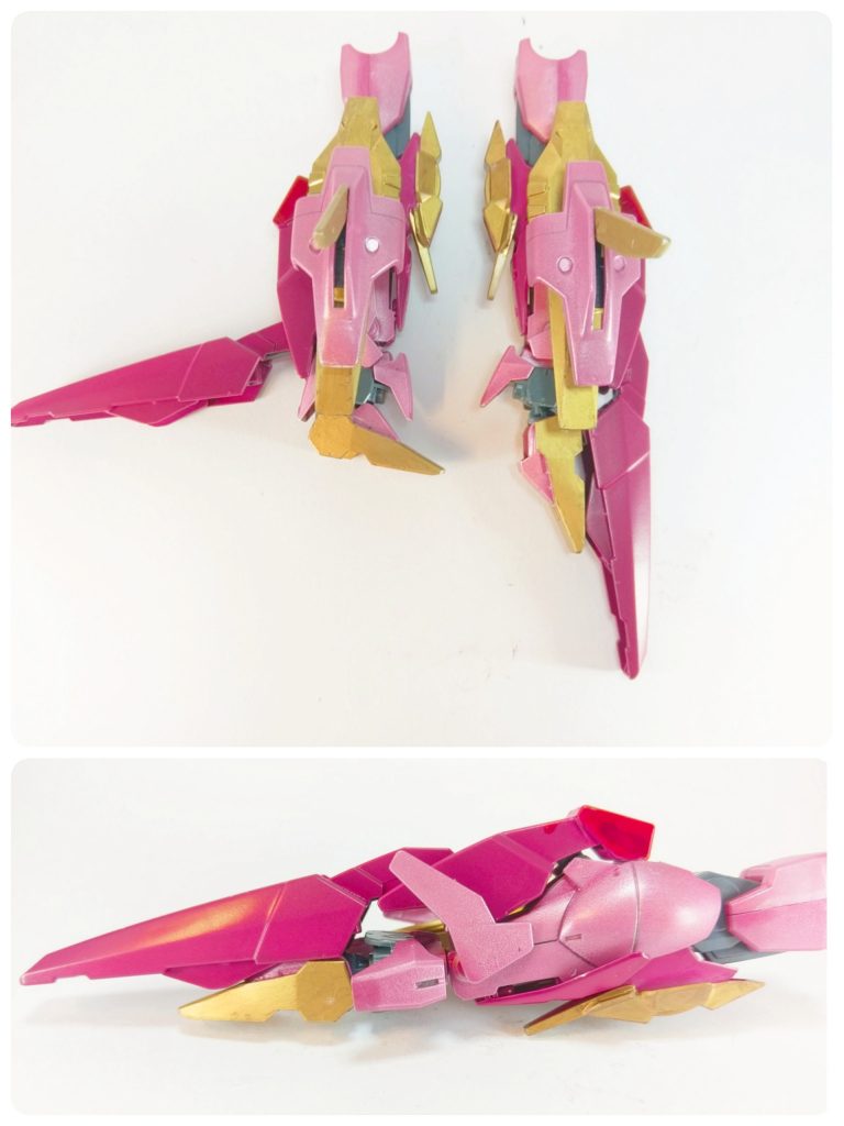 足の部分の写真になります。スラスターカバーを展開するしないでけっこう長さが変わることが分かると思います。また、変形時足は伸ばしたままで、足首のみ変形します。足首のダブルオースカイのアーマーを後ろに回転させ(しないと干渉しちゃうという幸福すぎる偶然)、足首を90度回転させ、足先はさらに90度回転させます。そしてカバーを被せれば変形完了です。サイドはヴィダールのスラスターとトールギスのスラスターで足を隠すように展開すれば変形完了です。
足先の変形できてる感が出てていいと思います。