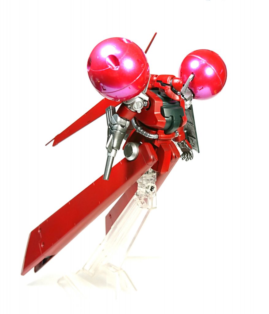 全体像。全体的に濃い赤いカラーリングをした後につや消し。肩部スラスターはガンクロームをベースに赤色のキャンディ塗装をしてみた。キャンディ塗装のつや具合がIフィールドが張られているという個人的な設定。