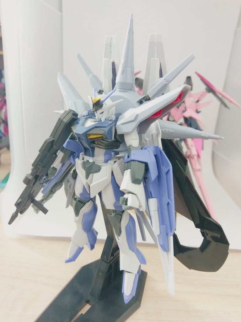 塗装前の仮組み。リボーンズガンダムの胸部パーツにプロヴィデンスの胸部を付ける加工が1番大変でした笑
ちなみに腕はリボーンズガンダムとプロヴィデンスガンダムの接続方法が同じだったのでリボーンズガンダムの腕にプロヴィデンスの肩アーマーを被せるだけですみました。
またこのときは金枠のバックパックを付けてましたが塗装してる途中で外すことにしました。一応塗装しても付ける機構は残してあります。