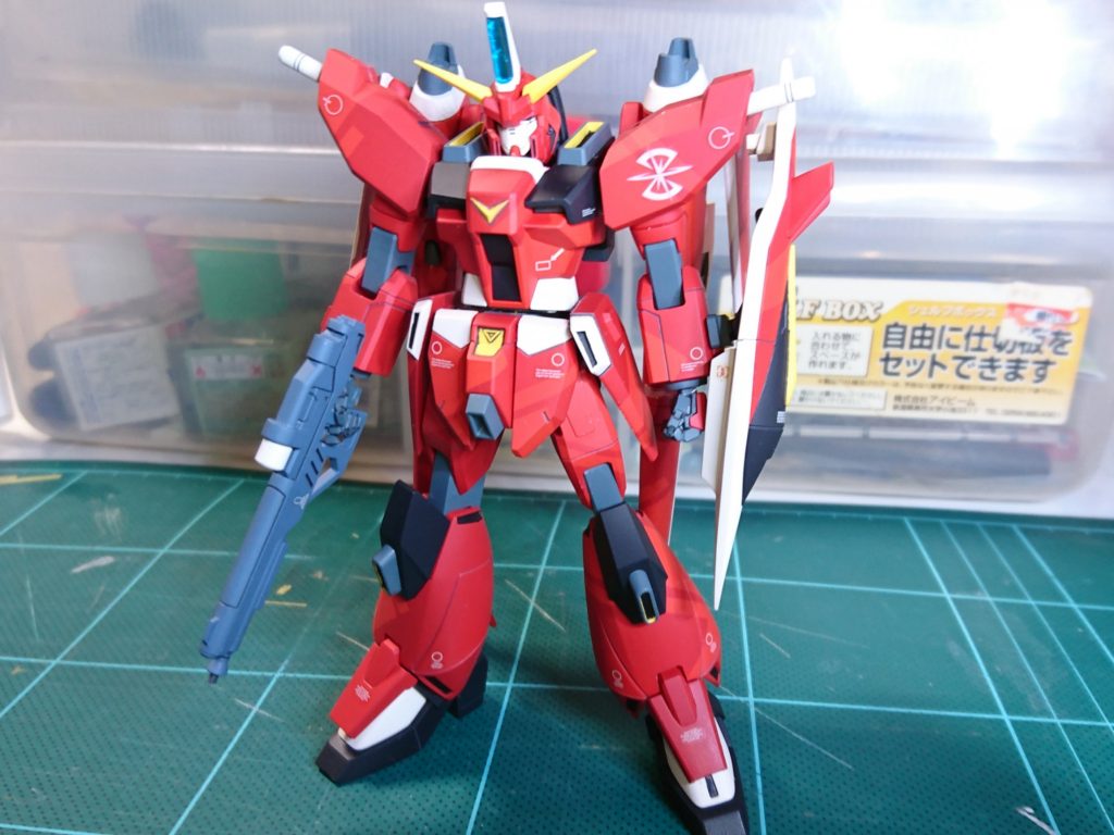 完成間近の頃に腰の軸を折ってしまい真鍮で繋いでるだけの状態なので変形はさせていません。ポリキャップの保持力も弱めなんで、、、
あぁ折角のスプリッターがw