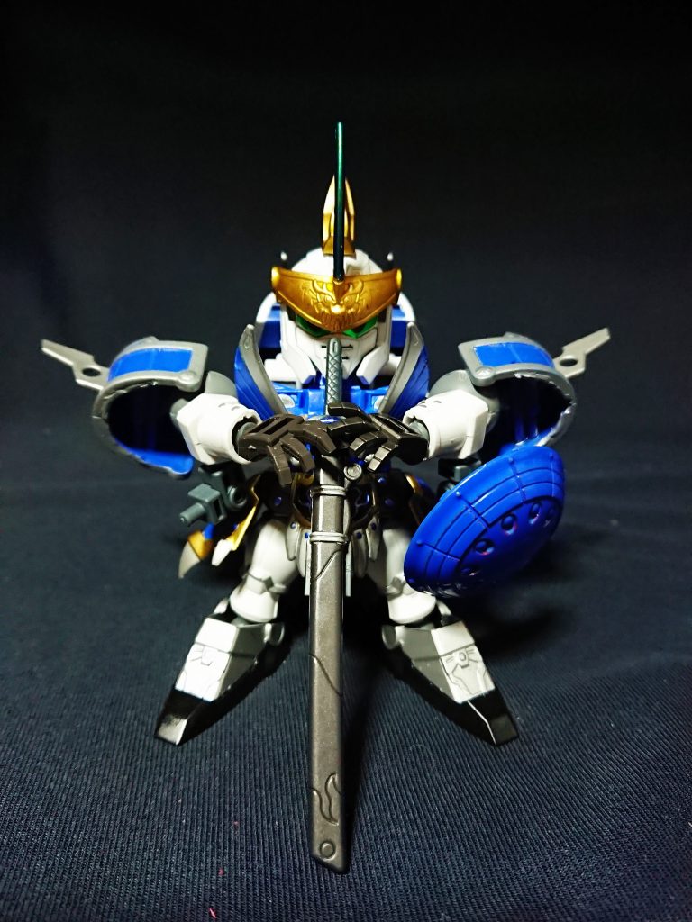 八剱将の1人 六之剱
呂布と縁戚関係のある将で、郝萌同様に普段は単独での行動が多いが、戦場では郝萌との連携で敵陣に斬り込んでいく。
居合を得意とし、鐃刃刀からの抜刀術は並みの武将では避けることが不可能な早さに達している。