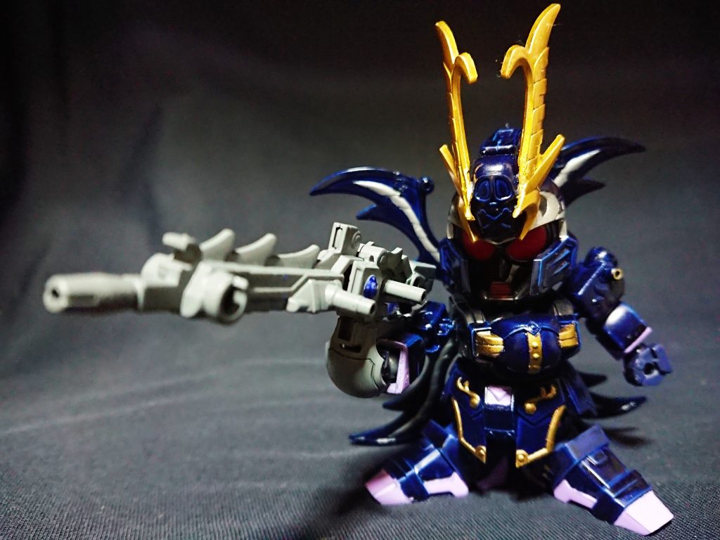 夏候惇ギロスをベースにしています。
ちなみに曹性は夏候惇の片眼を射抜いた武将ですが、ここでは演者のギロスとクロスボーンX2で同じパイロットという繋がりを出しています。