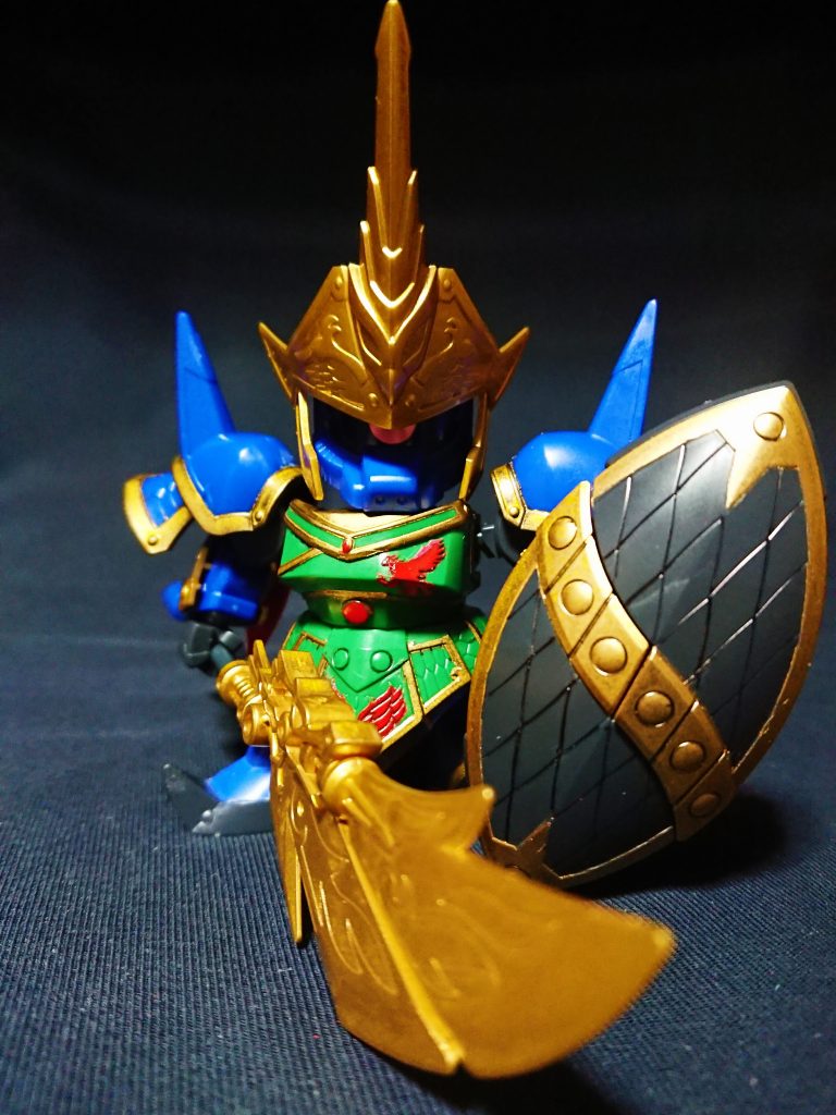 八剱将隊長 一之剱関羽とは互いに実力を認め合う仲で、張遼が来れば泣く子も黙ると言われる将。鳳鉤刀と龍身刀を組み合わせた鳳龍双刃刀から繰り出す蒼紋猛瀑布が必殺技。