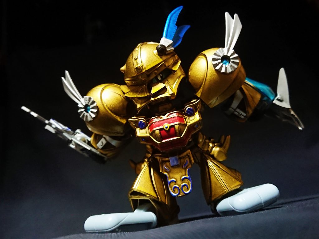 さすがに三国伝パーツのみでの再現が難しかったため、4割ほど1/144のパーツを使用しました。
初期案では目を覆う部分を赤色にしハリーグラサンをイメージしたり、片腕を切り落とされた郝萌の腕をIFジェネレーターにする予定でした。