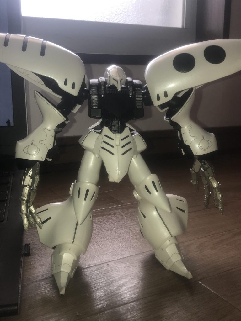 異形だけど美しいフォルムの
モビルスーツですね