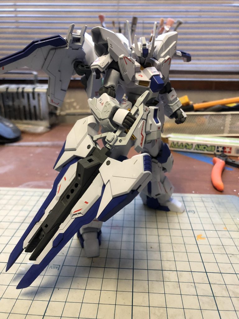 専用装備「スパーダ・ビアンカ」
ビームランチャーと剣の機能を持った複合兵装です。こういうの好きだよなぁオレ。