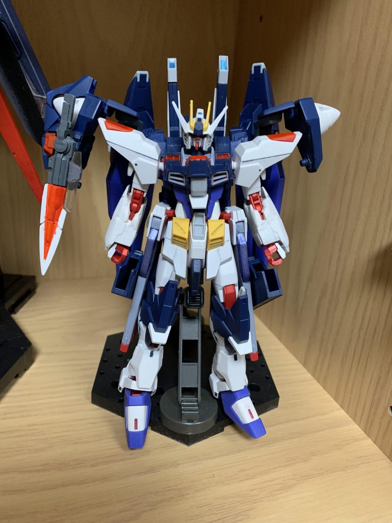 上半身が大きくなってきたので、足にサバーニャから持ってきたパーツを取り付けて頑丈さを追加。ホルスタービットも取り付けられる様、腰のレールガンのバーニア部へ取り付け器具を着けて固定化しつつ、他のパーツの邪魔にならない様に調整。