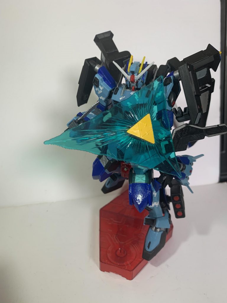 ビームナイフだけでなく実体のナイフも装備。ストライクのアーマーシュナイダーのような運用ができる