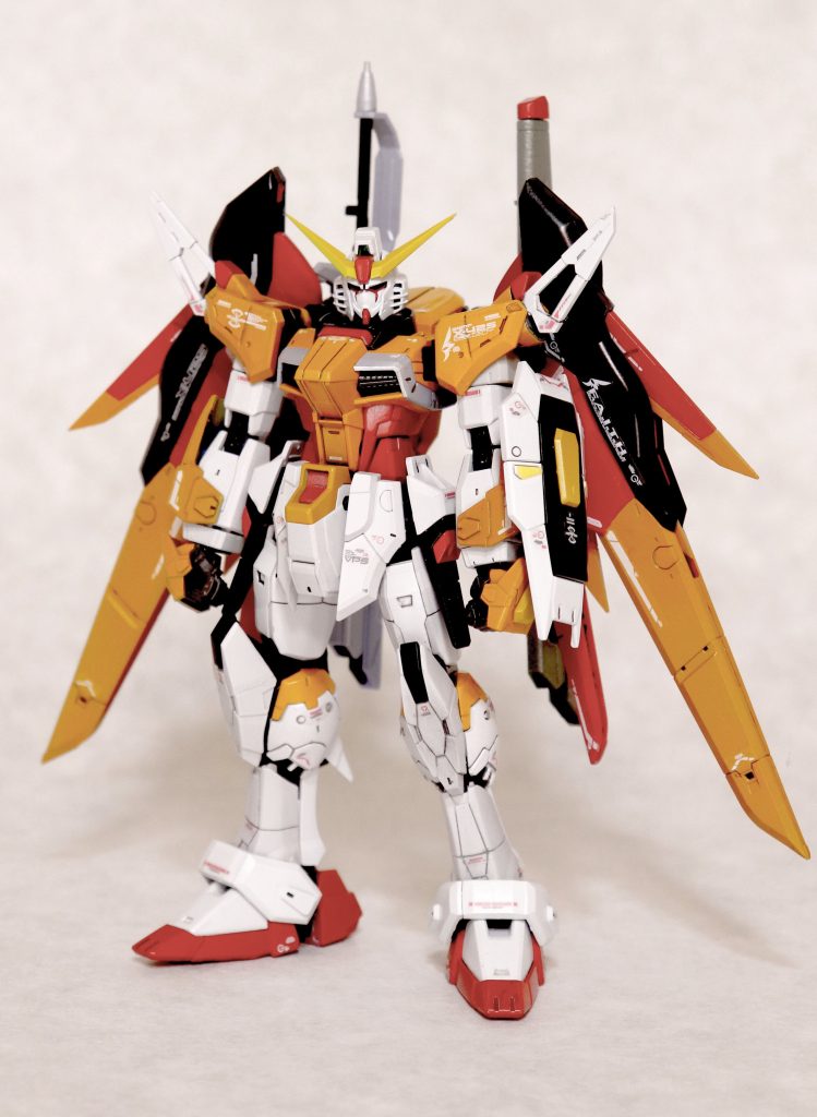 全体的に塗料にシルバー系を混ぜ明るくなるように調色し、墨入れは薄めた黒を複数回に分け流しています。
久々にRGの全塗装しましたが疲れました。
同じ1/144でもパーツ数が多い多い