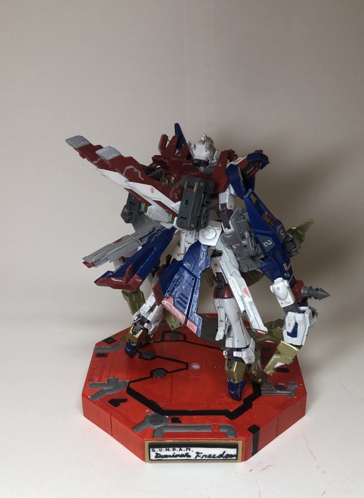 ## ファイタースタイル
*「支配を持って自由を掴む」*
超近接特化形態。
この機体の目玉、今までずっとやりたかったやつ。
そして、母に気持ち悪いとお褒めの言葉を頂戴したやつ。
実にカッコいい。
ブレイズドラグーン及びビームライフルを外した状態時のみなる形態で、ブレイクドラグーンを腕に装着し、リーチ、攻撃力を向上させた。
ブレイクドラグーンによる殴る、握り潰す、はたき落とすといった攻撃を主とする。
掌にあたる部分にはビームサーベルの発振器があるが使い勝手が非常に悪すぎるので、掴んだ相手にトドメを刺すときや牽制として極短ビームスプレーガンをばら撒くときぐらいしか使い用がない。
また、この形態でのみ腰部のアルミューレ・リュミエールを使用することができるようになり、ブレイクドラグーンに付けられているアルミューレ・リュミエールは攻撃時の威力向上や前面に多重展開することによる分厚い壁の形成に用いる。


以下、アクション。